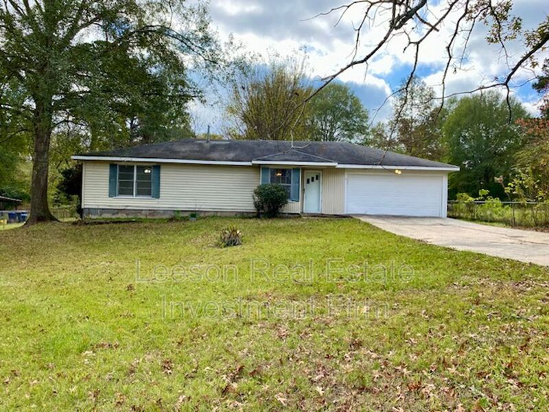 Shreveport House: 1819 Shady Ln