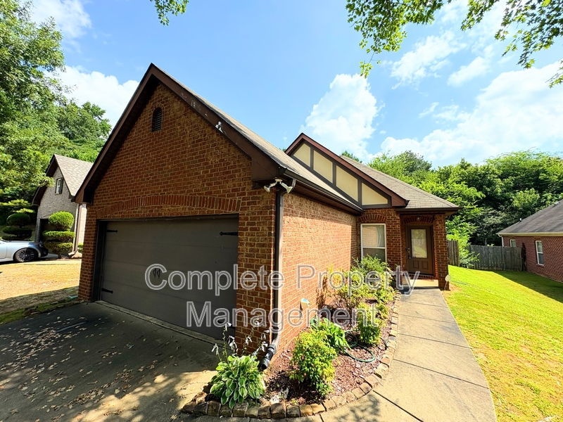 Birmingham House: 109 Oxmoor Place Circle