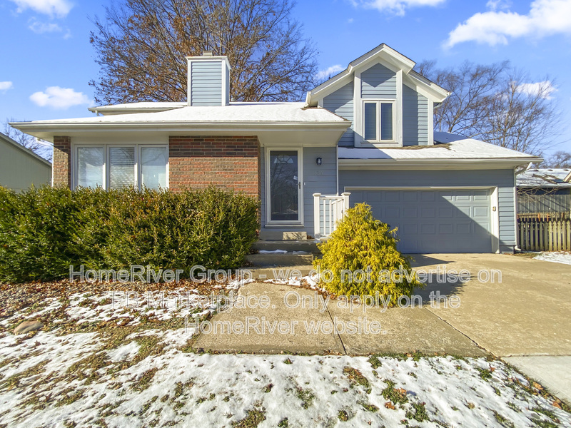 Lees Summit House: 520 SE Country Ln