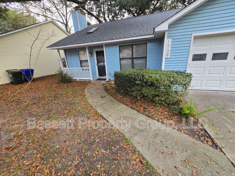 Charleston House: 1739 River Front Dr