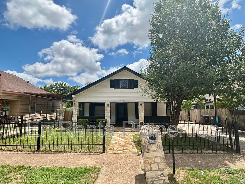 Fort Worth House: 1925 Saint Louis Ave.