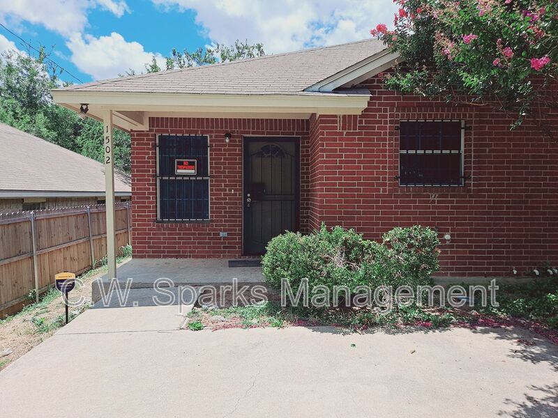 Fort Worth House: 1502 E Mulkey Street