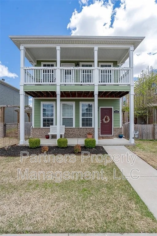 Fayetteville House: 606 North Tennyson Lane