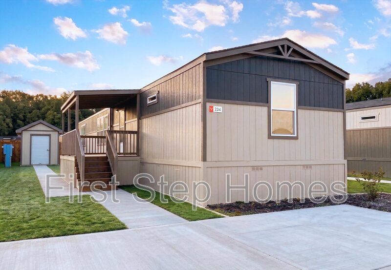 Oak Point House: 234 Islero Drive