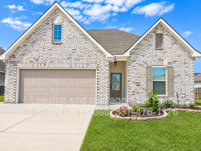Prairieville House: 39083 Harrier Street