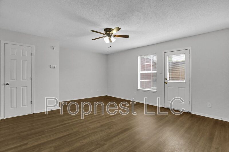 Southaven House: 840 Barrington Woods Cv