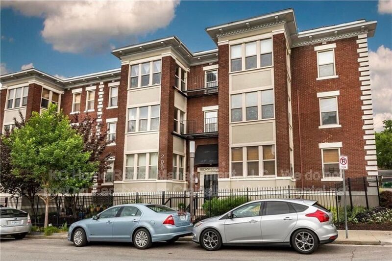 Kansas City House: 200 E 43rd St