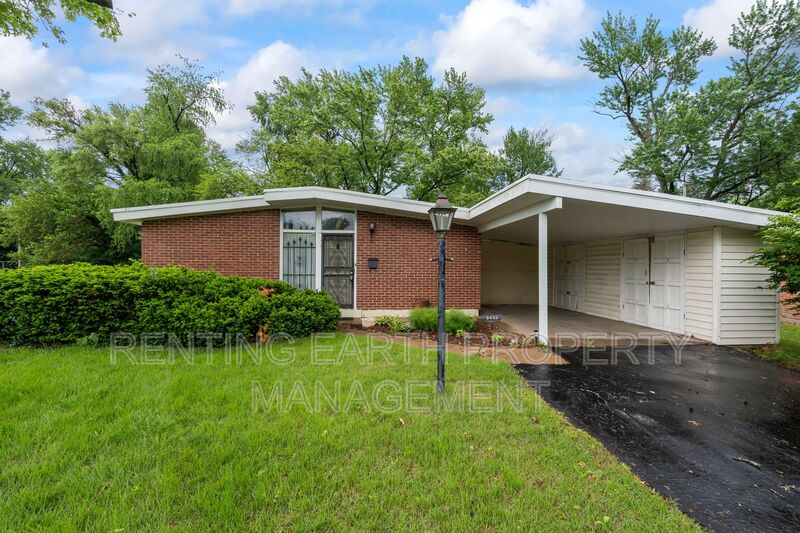 Saint Louis House: 6452 Evergreen Blvd