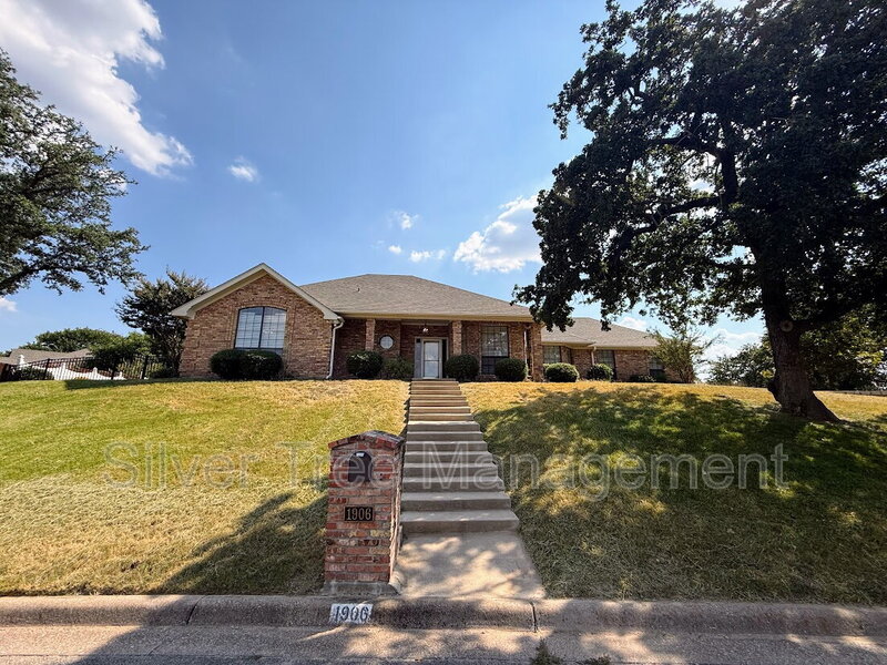 Weatherford House: 1906 Country Brook Drive