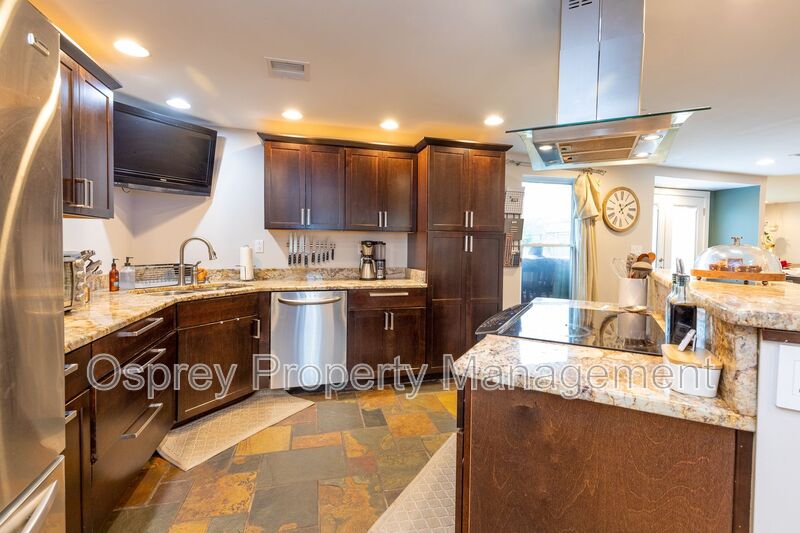 Spacious 4 Bedroom 3 Bath Home  - Photo 2
