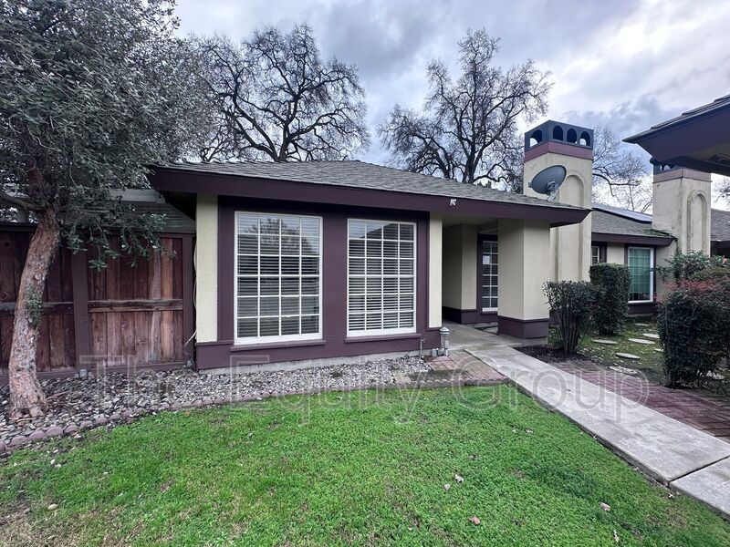 Visalia House: 3829 W Hillsdale Ave
