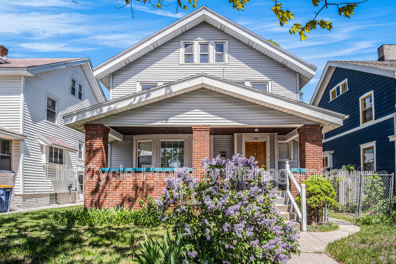 Grand Rapids House: 1321 Bemis St SE