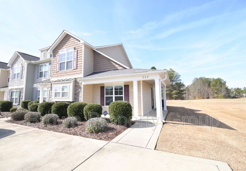 Raeford Townhome: 220 Collinwood Dr