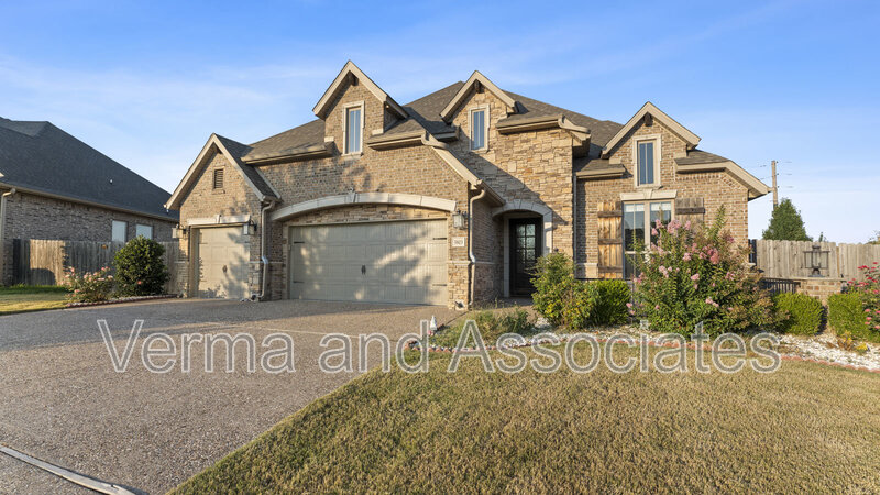 Bentonville House: 5803 SW Hyde Park