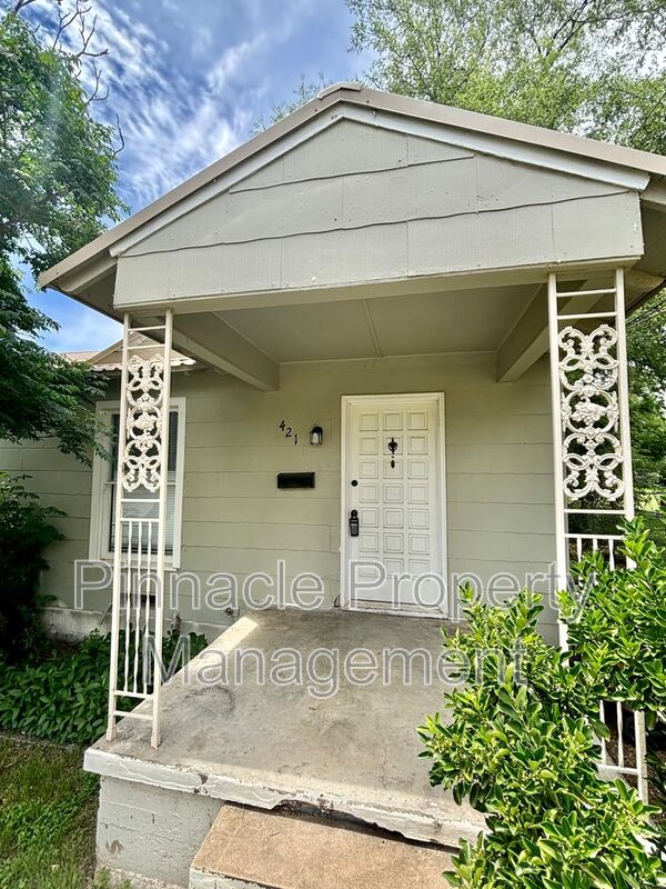 San Angelo House: 421 S Van Buren St