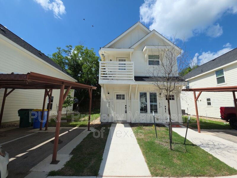 Taylor Condo: 2002 2nd St