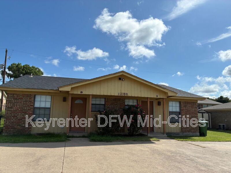 Fort Worth House: 13320 White Settlement Road