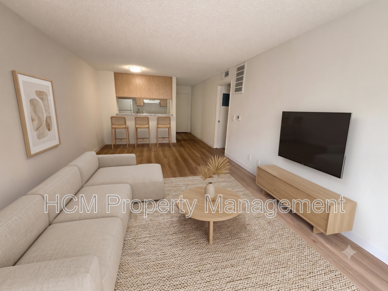 Sunland House: 10418 Scoville Ave