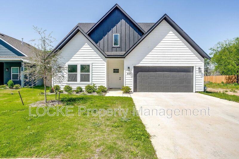 Fort Worth House: 813 Stamps Ave