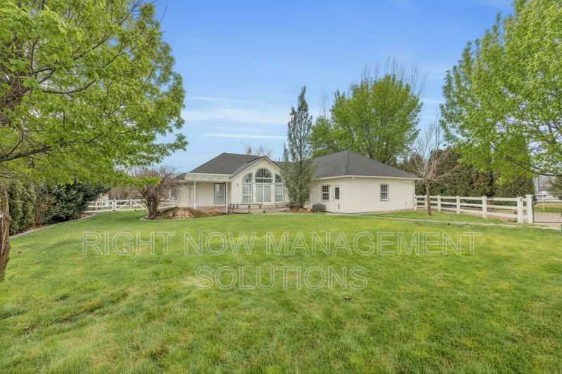 Nampa House: 8054 Ustick Road
