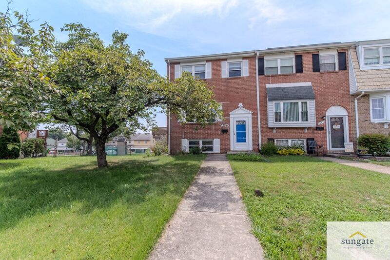 Halethorpe Townhome: 945 Stormont Cir
