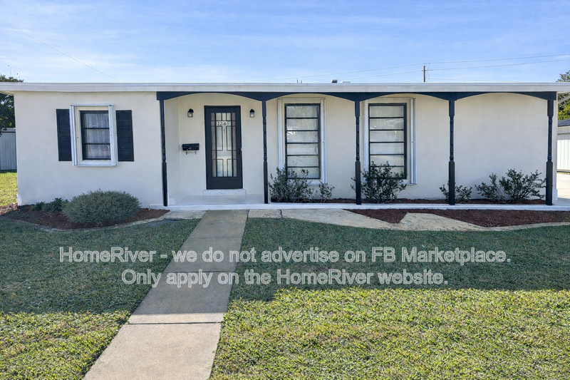 Port Charlotte House: 22163 Lasalle Rd