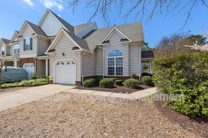 Suffolk Townhome: 2002 Livingston St