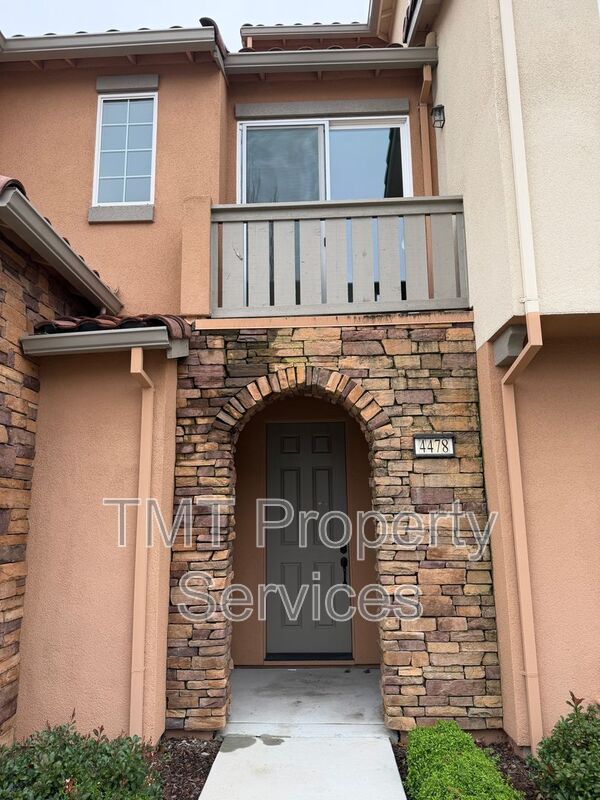 Sacramento House: 4478 Louvre Ln