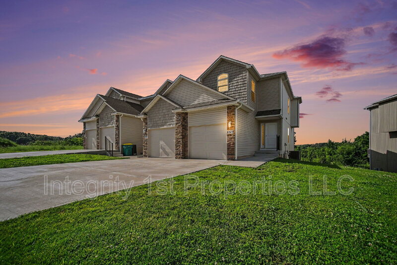Kansas City Townhome: 10510 Clubhouse Dr