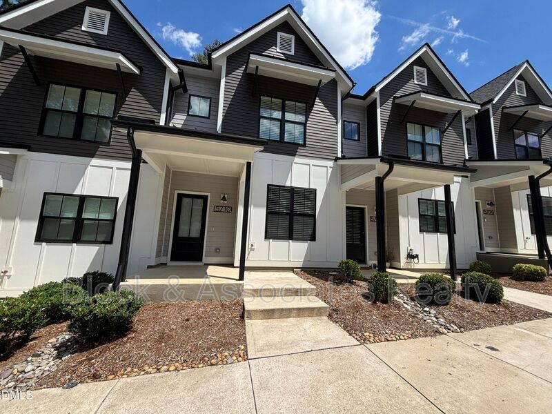 Raleigh House: 5710 Parker Pines Court