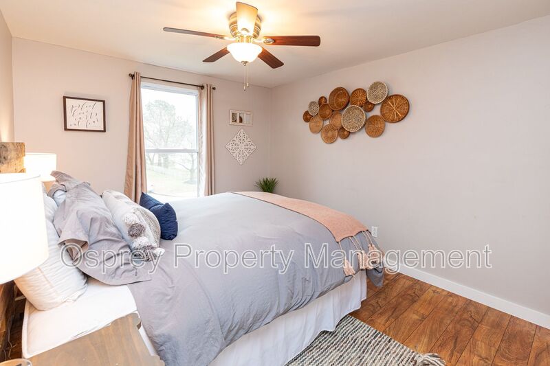 Spacious 4 Bedroom 3 Bath Home  - Photo 12