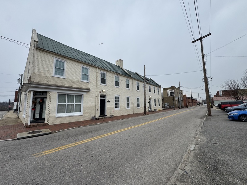 Peterburg Condo: 201 E Bank St