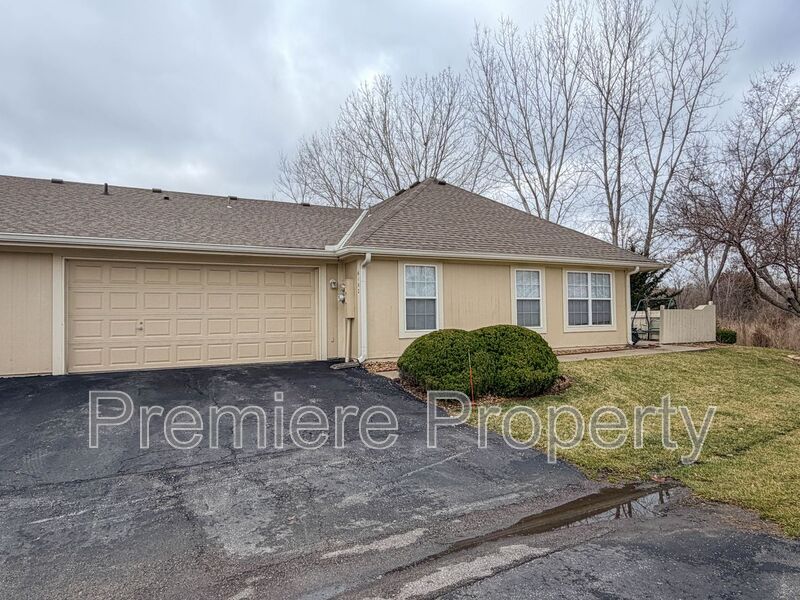 Lees Summit Townhome: 6102 NE Kensington Dr