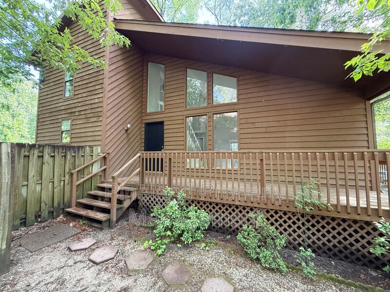 Fayetteville House: 321 Watergap Dr
