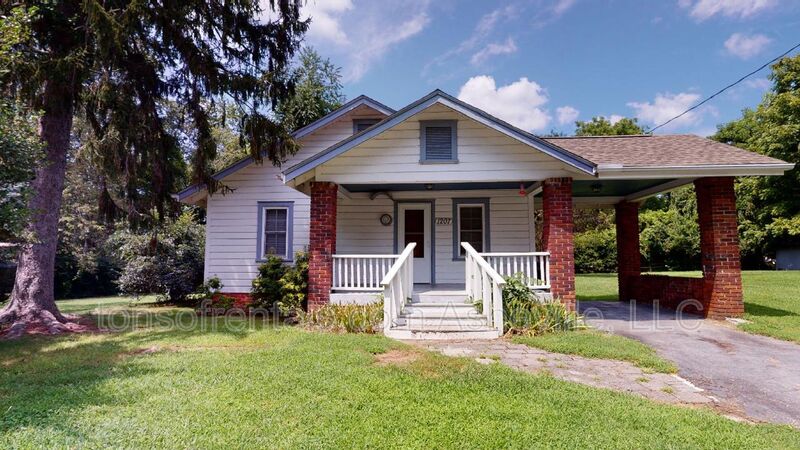 Hendersonville House: 1207 Cherokee Drive