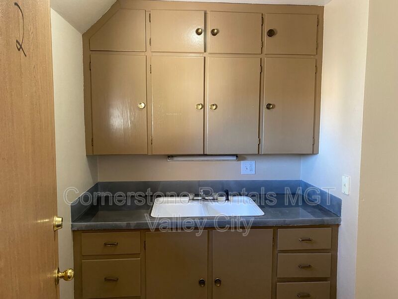 Valley City House: 227 Central Ave S