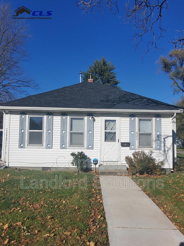 Sullivan House: 824 East Harris Street Front House