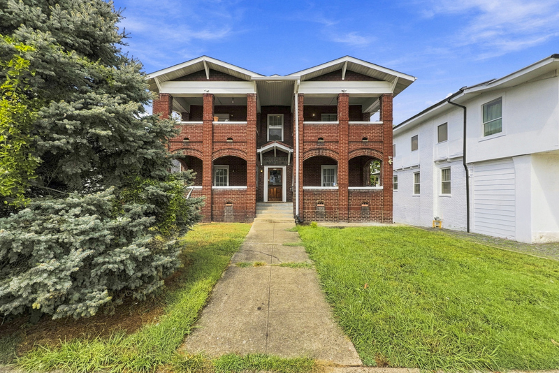 Photograph 1 of 2317 East Magnolia Avenue, 2