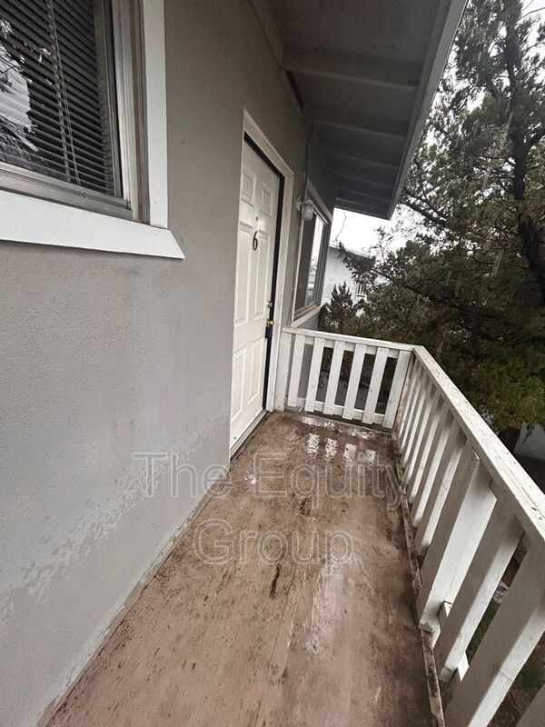 Hanford Condo: 331 E Elm Street