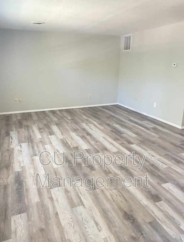 Champaign Condo: 705 Hollycrest Dr.