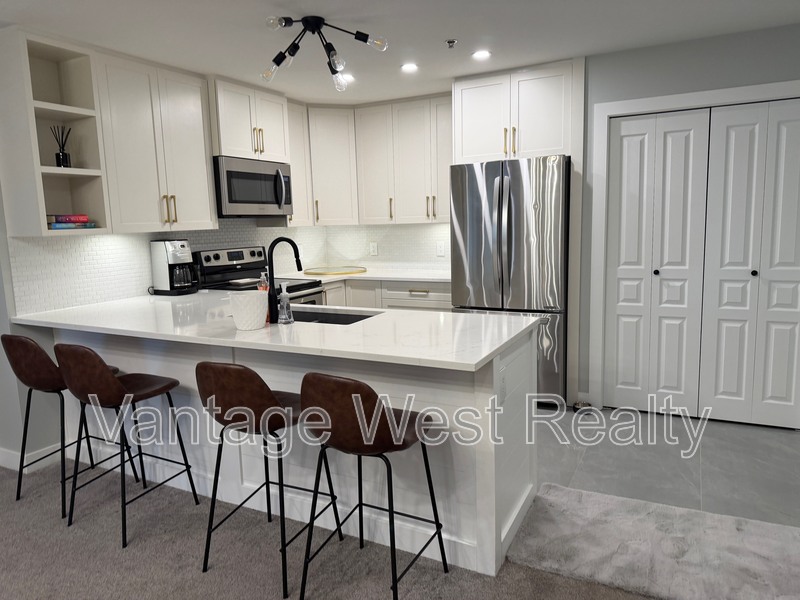 Kelowna Condo: 228-1099 Sunset Dr