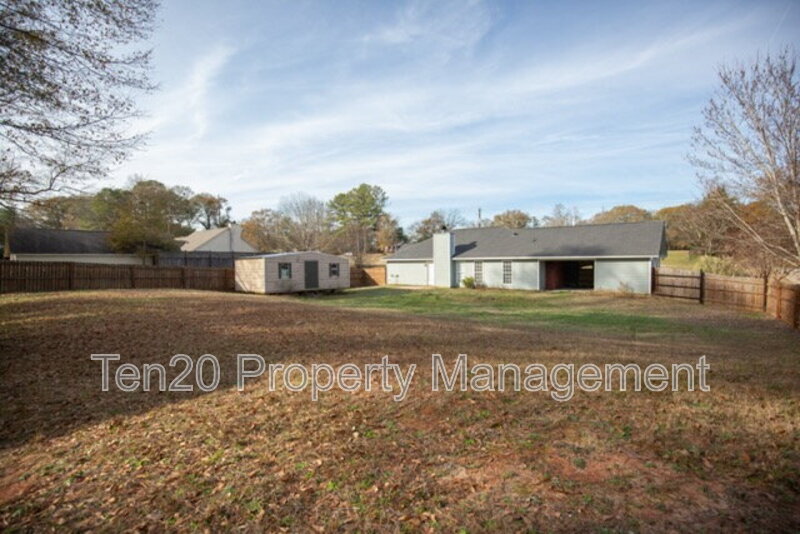 Phenix City House: 11036 Lee Road 240