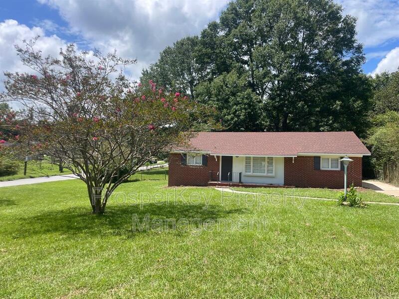 Griffin House: 246 Pinetree Circle