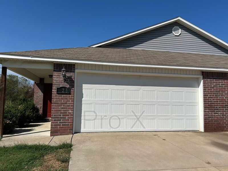 Farmington House: 225-227 N Marietta Way