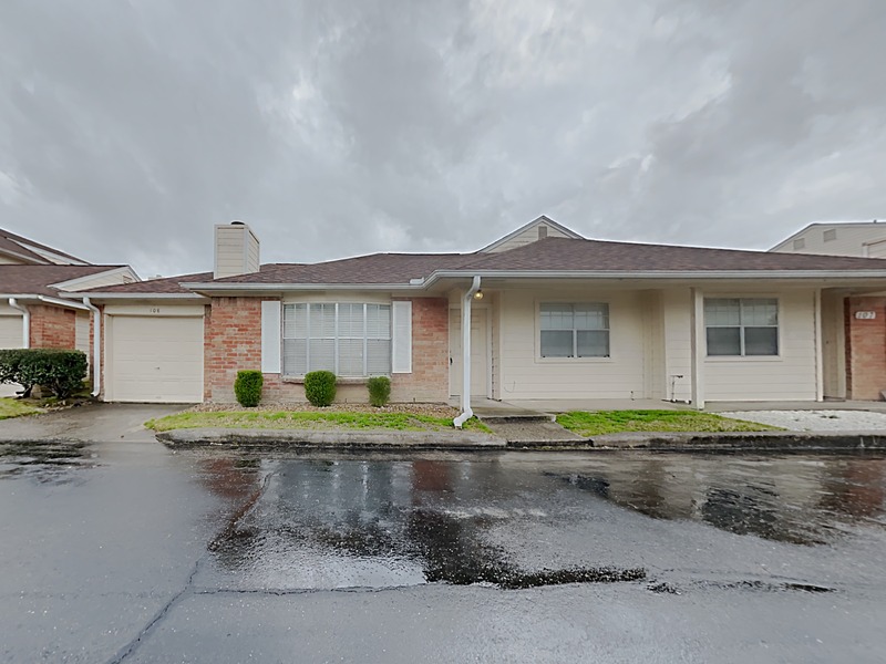 Houston House: 14020 Schroeder Rd