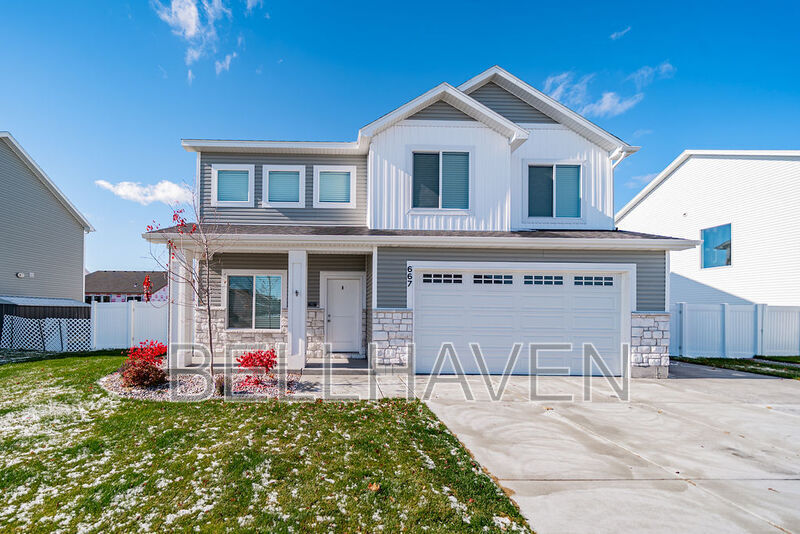 Rexburg House: 667 S 2275 W