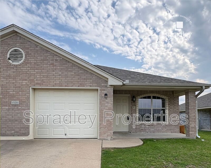 Killeen Townhome: 5508B Luxor Dr