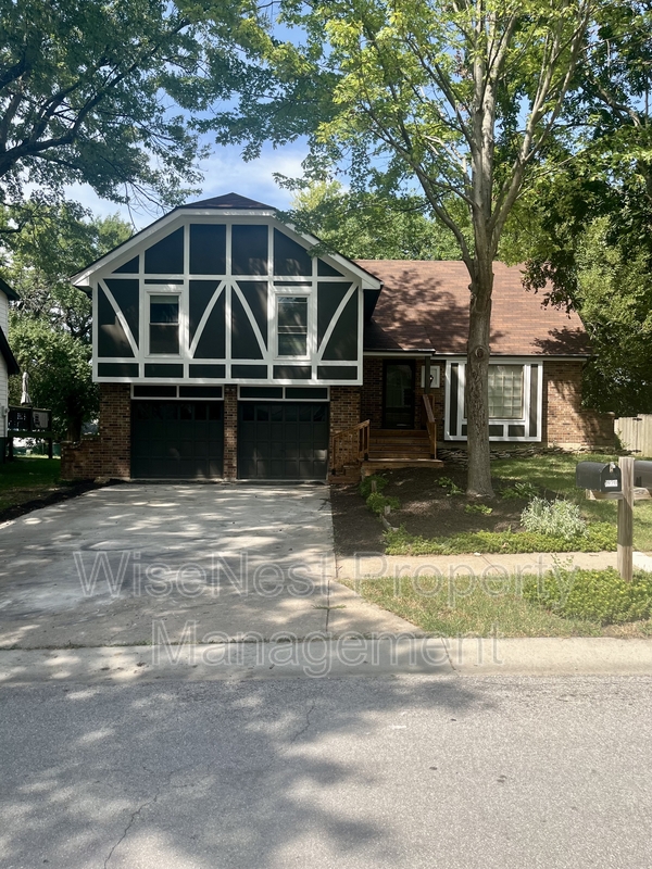 Olathe House: 1920 East 153rd Terrace