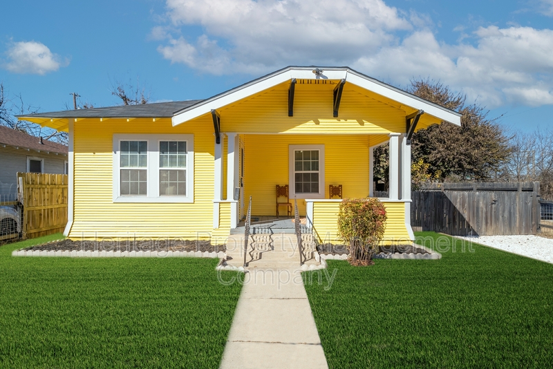 San Antonio House: 475 E French Pl