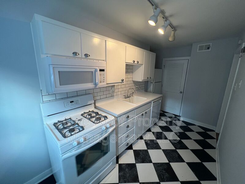 Kansas City House: 4532 Broadway Boulevard